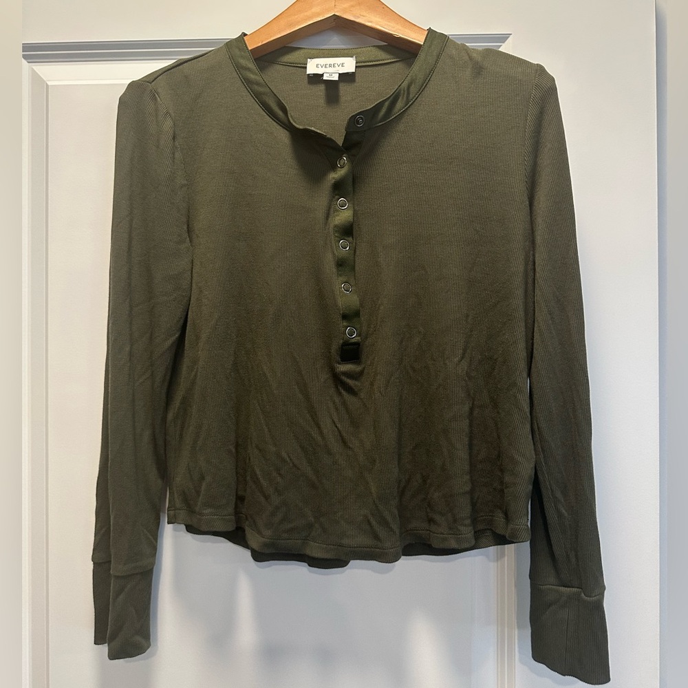 Evereve ribbed knit Henley top on dark olive green. Size M. Worn once!